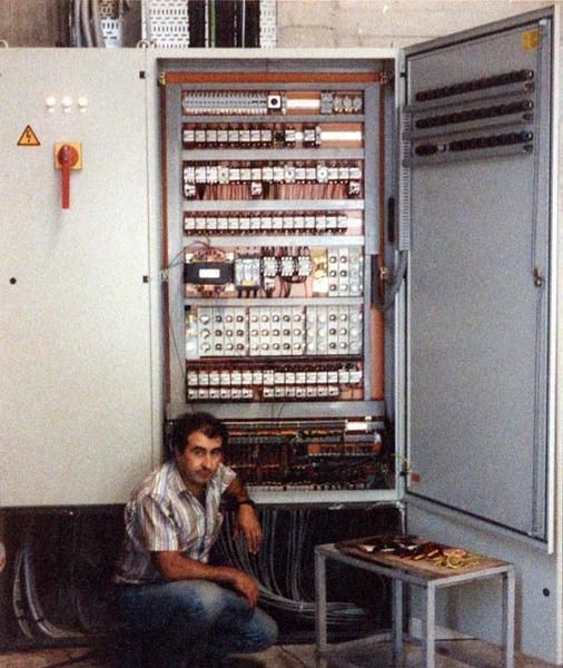 Ein Mann sitzt vor einem großen Schaltkasten