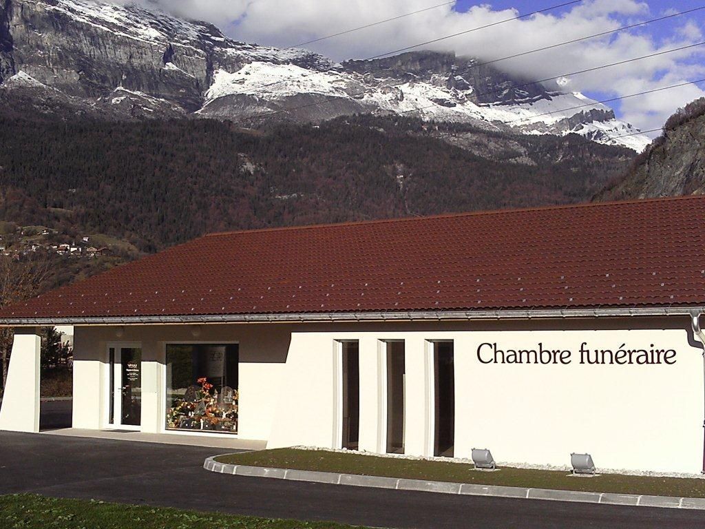 Devanture du bâtiment funéraire Pompes Funèbres Gros à Passy.