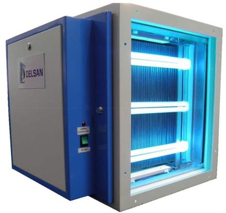 Purificador de aire con luz ultravioleta azul, carcasa plateada y azul, logotipo 