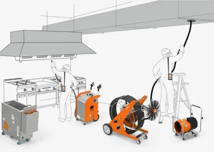 Trabajadores limpiando el sistema de escape de la cocina utilizando equipo especializado.