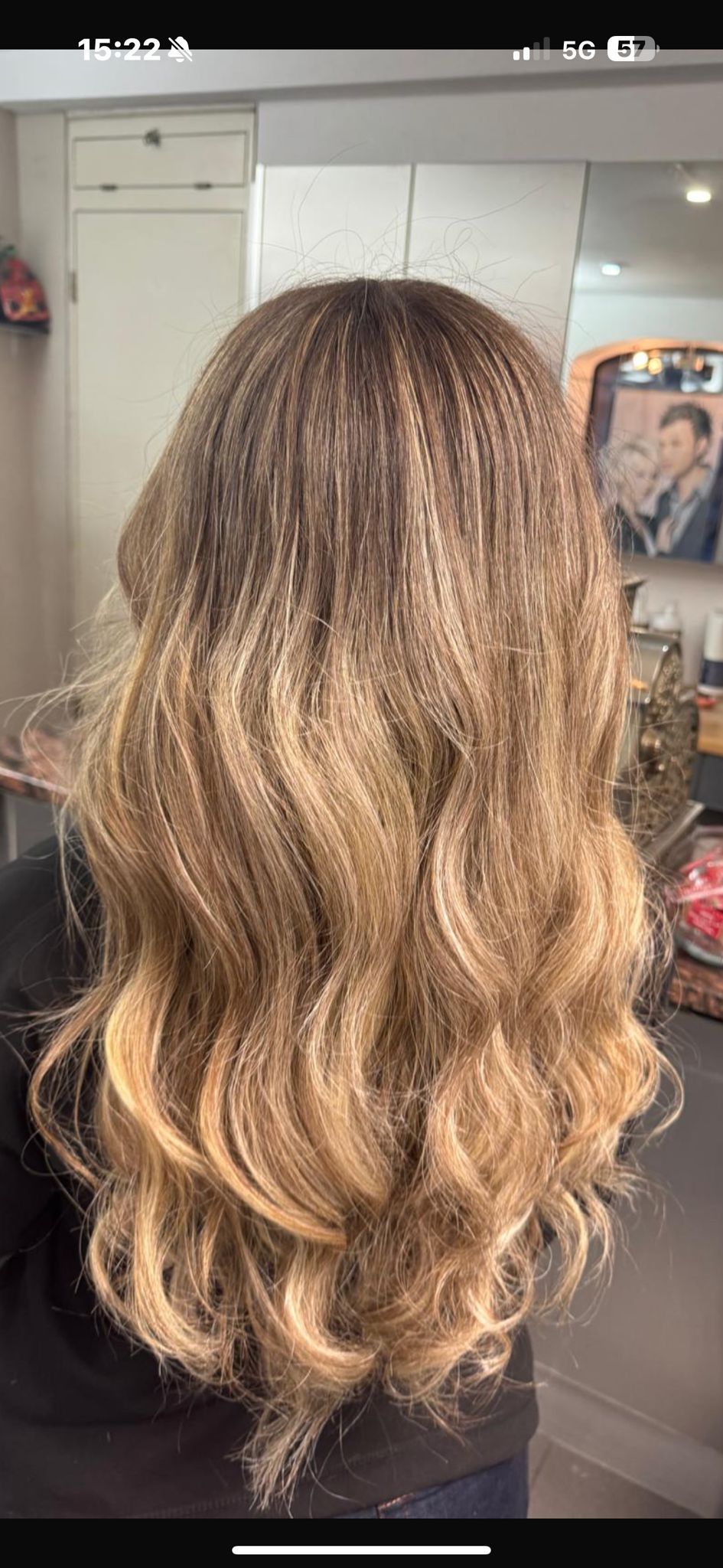 Auf einem Tisch wird mit einer Kaffeemaschine Kaffee zubereitet.