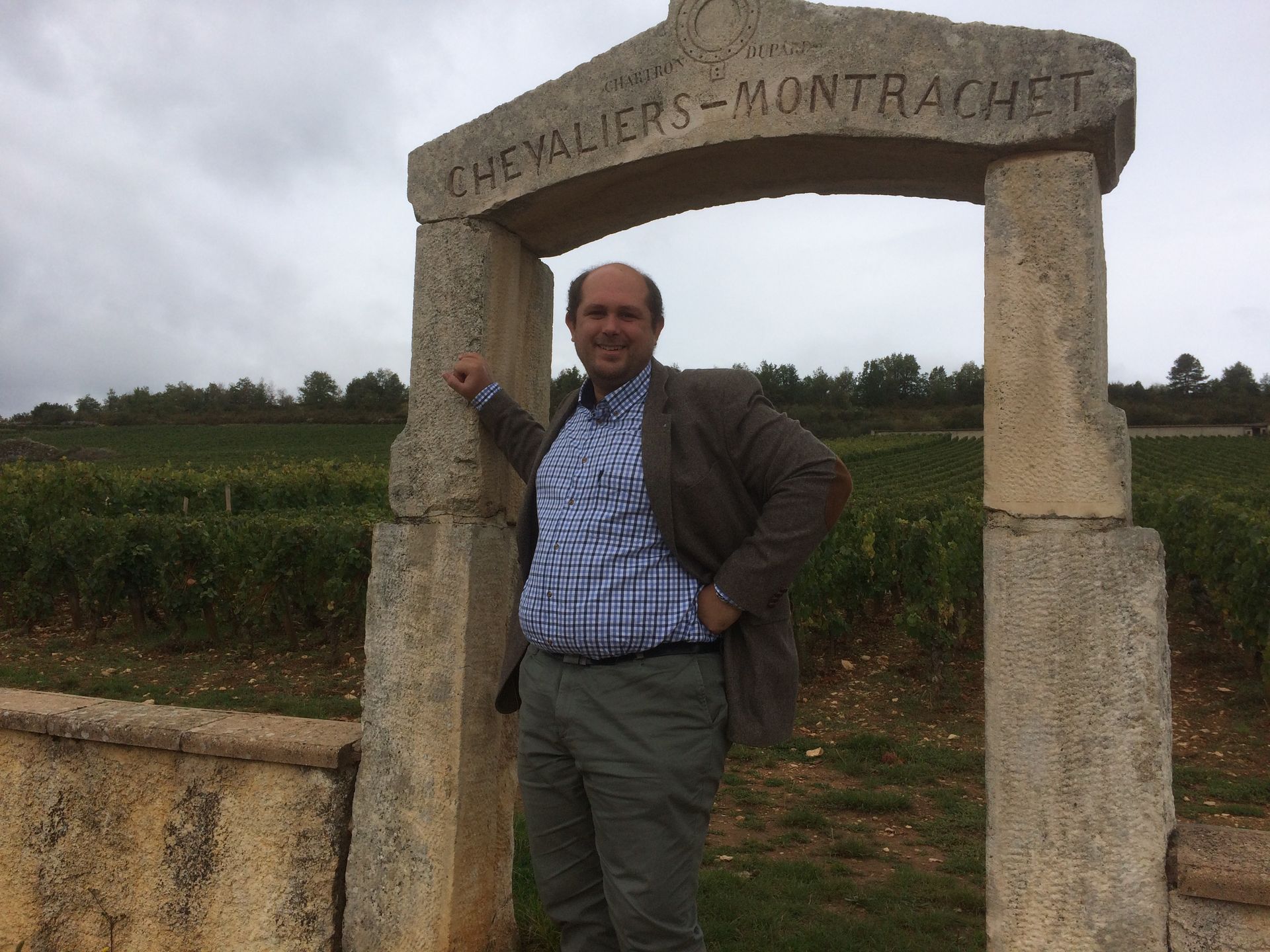 M. Nonciaux Thomas sous un porche en pierres