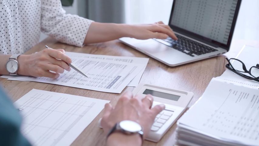 Deux personnes qui échangent sur la comptabilité
