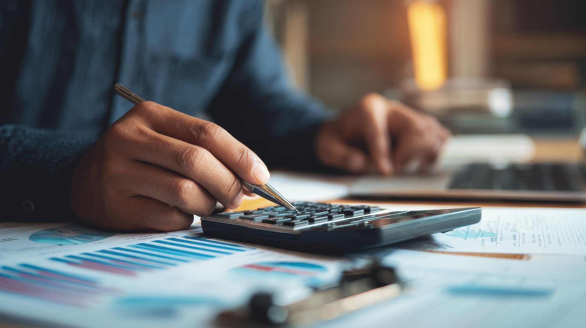 Vérification de comptes avec calculatrice noire