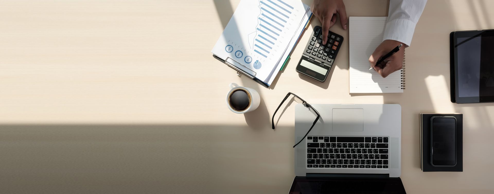 Table avec lunettes, café et documents