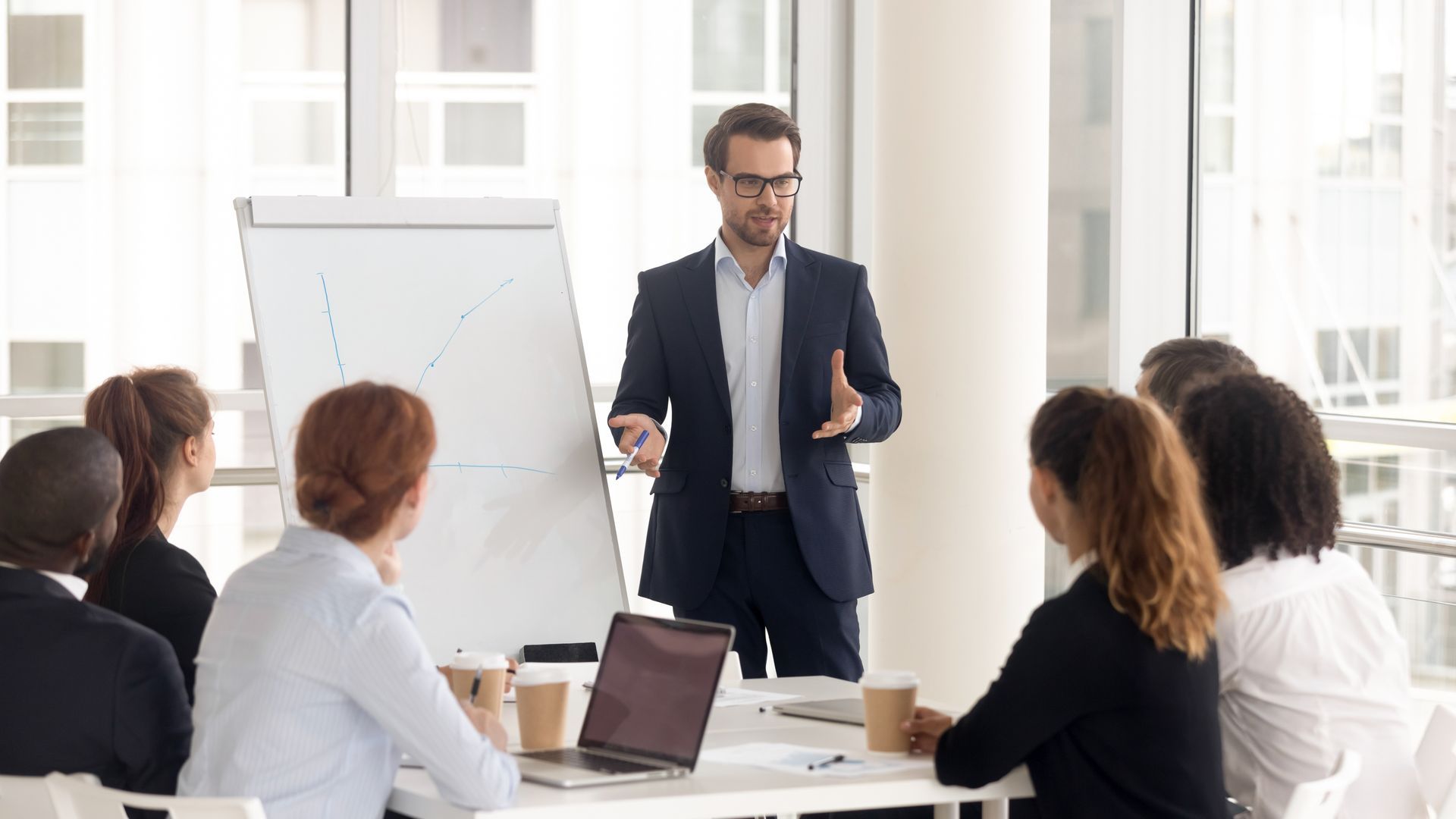 Présentation par un homme face à une équipe
