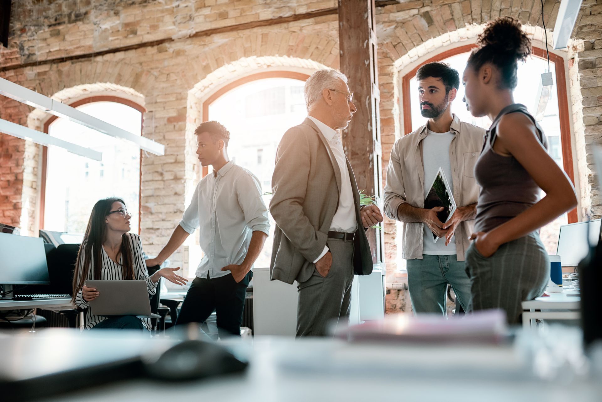 Plusieurs personnes qui parlent de travail