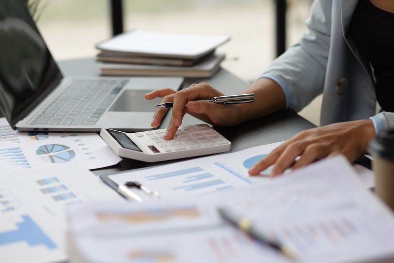 Expert comptable qui tape sur une calculatrice