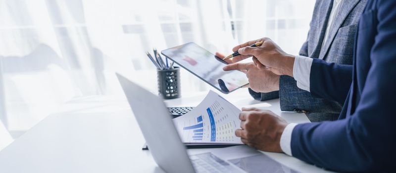Deux personnes qui échangent sur des états financiers