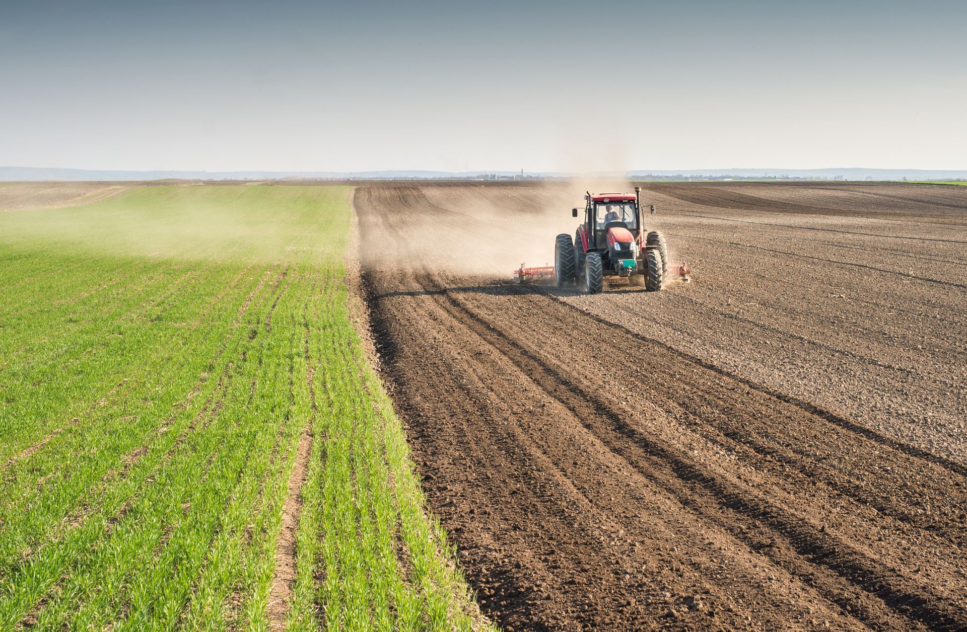 Machine agricole dans un champ