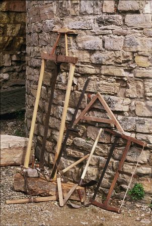 Outillage du charpentier et du menuisier au Moyen Âge - Porte de La Jane 1992 - Cordes-sur-Ciel