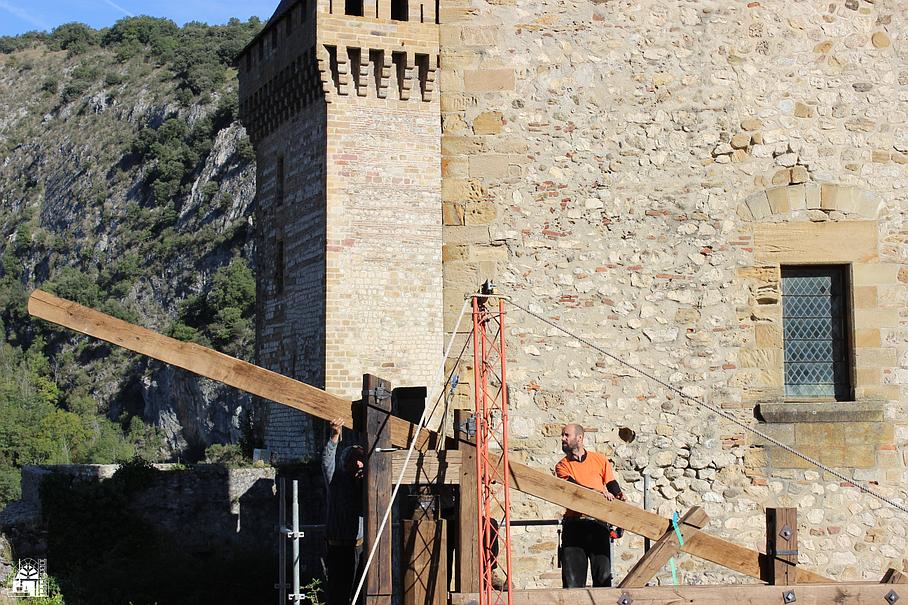 La cage à écureuil - ou treuil à tambour - orientable s'élève entre les tours de la forteresse des comtes de Foix.