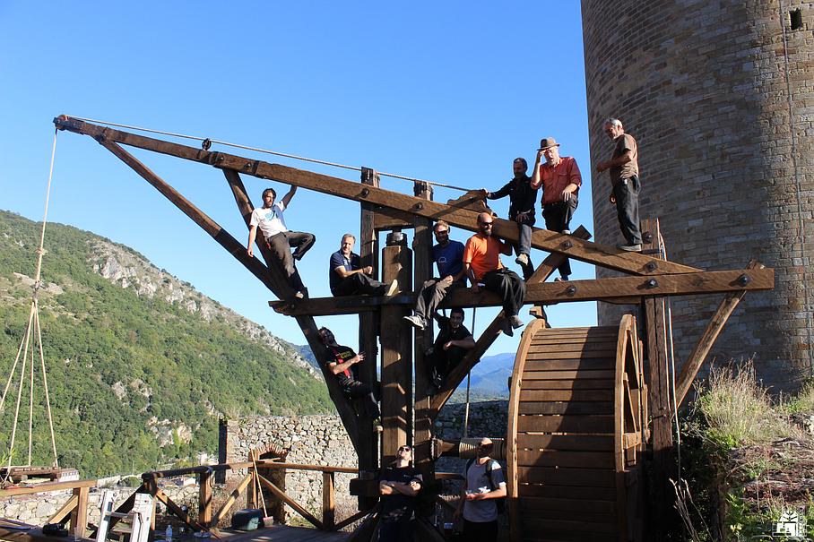 Pascal Waringo et son équipe sur la cage à écureuil orientable réalisée pour le Château de Foix.