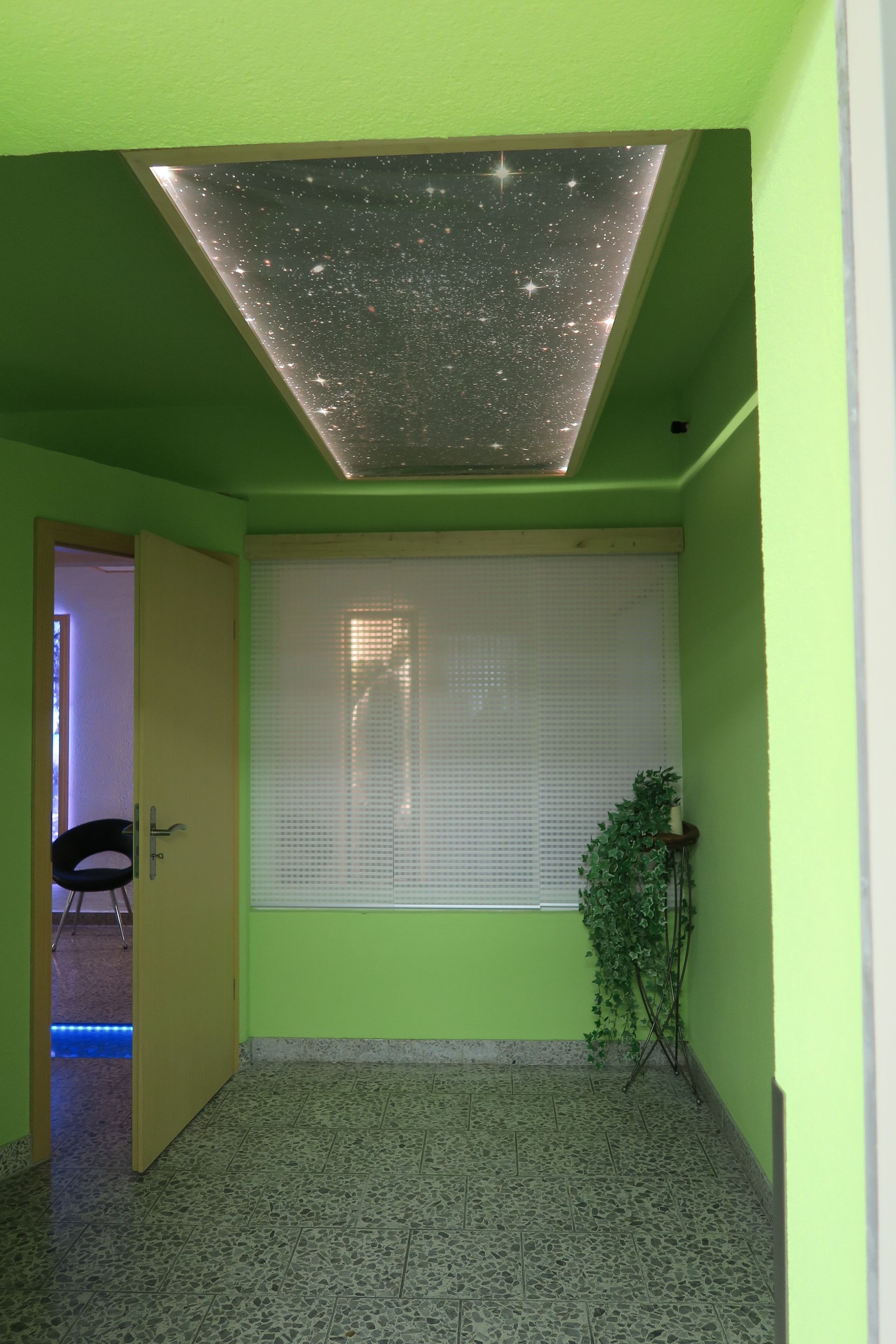Ein Flur mit grünen Wänden und einer Sternendecke