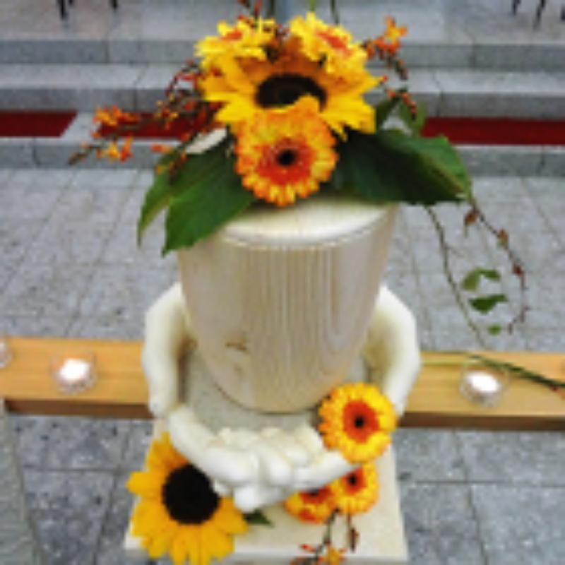Urne mit Blumen, Foto von Doris Passalacqua die Bestatterin