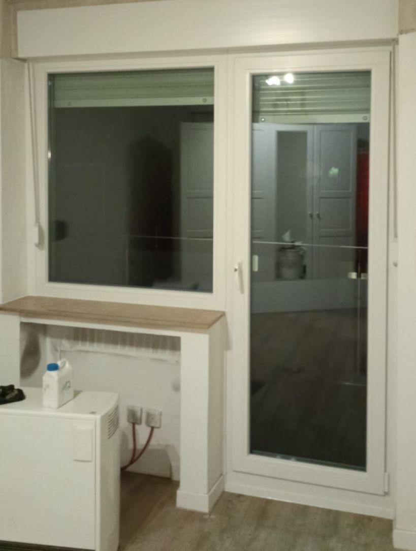 Kleiner Tisch vorm Fenster