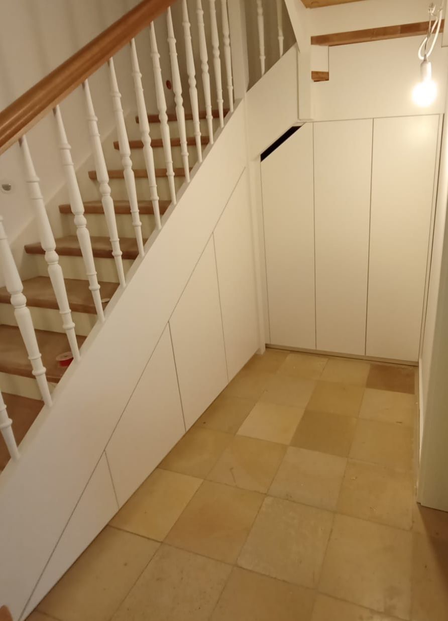 Holztreppe mit Geländer