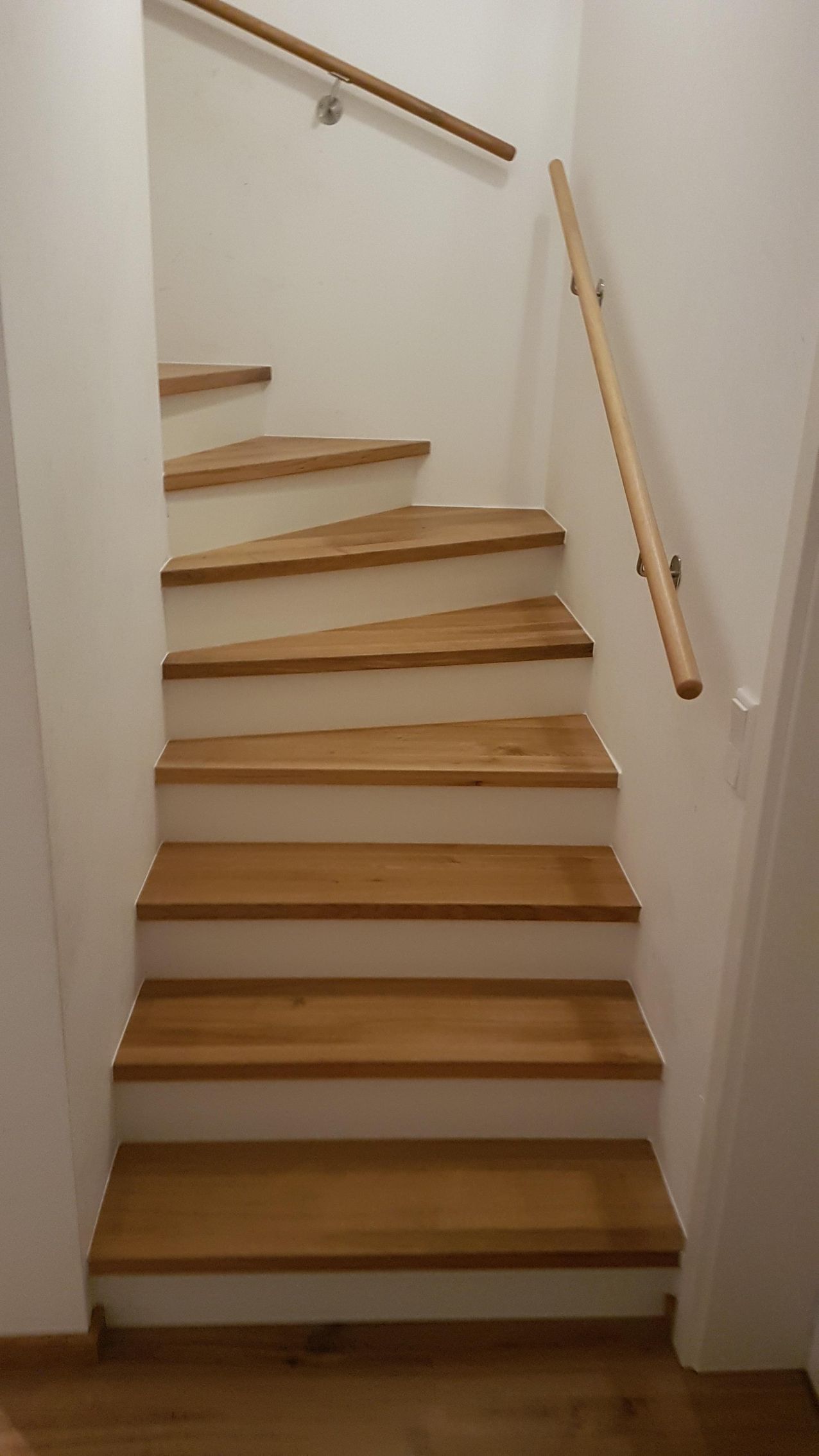 Holztreppe mit Geländer