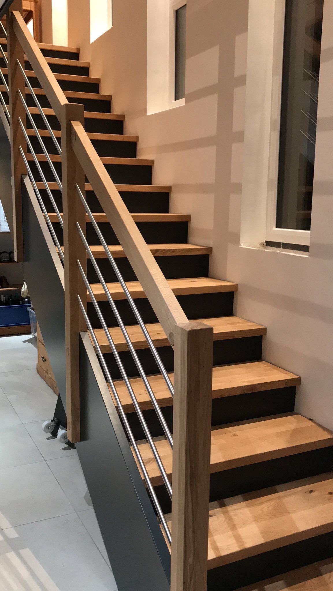 Holztreppe mit Geländer