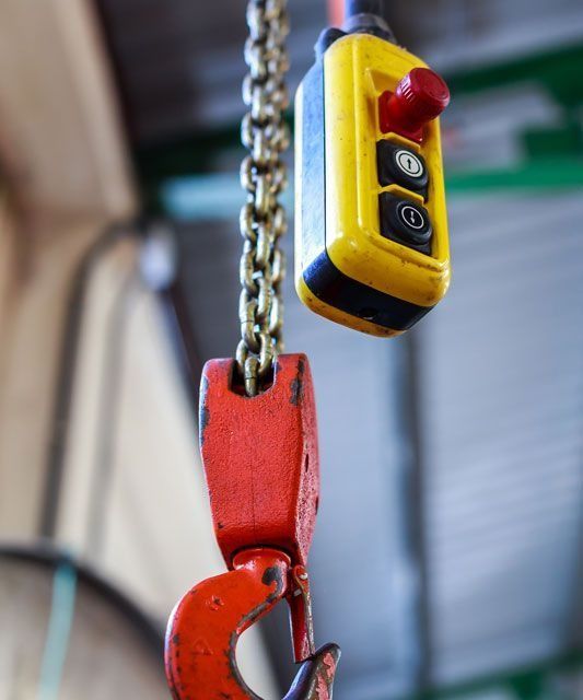 Un control remoto amarillo y rojo cuelga de una cadena.