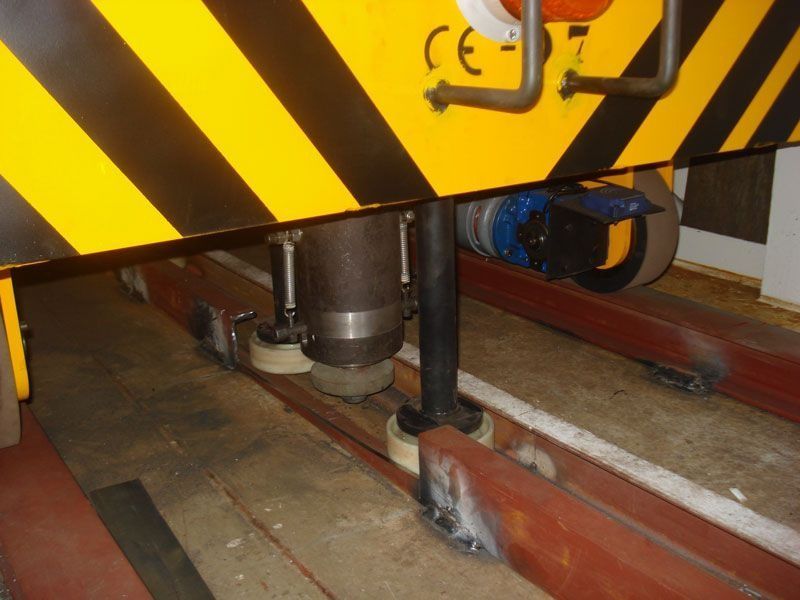 Un artículo de rayas amarillas y negras con ce escrito en él