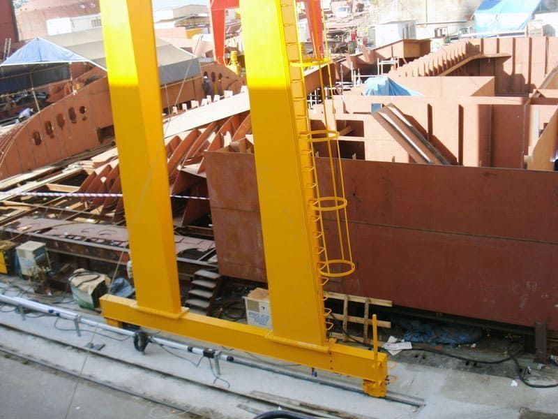 Una gran estructura amarilla con una escalera unida a ella.