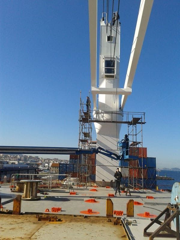 Se está construyendo una gran grúa en la cubierta de un barco.