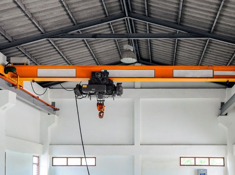 Una grúa cuelga del techo de un edificio.