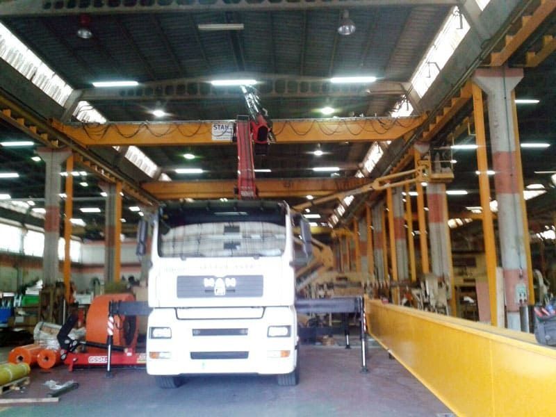 Un camión de carga está estacionado en un gran almacén.