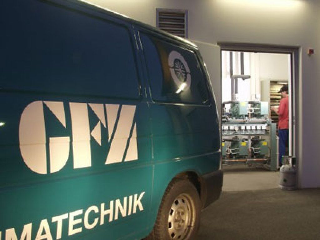 blauer Van mit Schriftzug von GFZ George KG