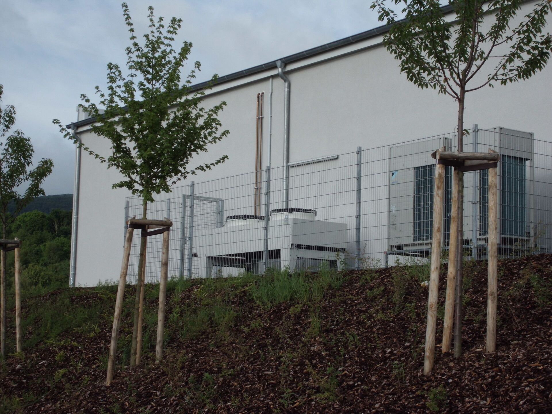 Anlage für Kältetechnik an der Außenseite eines Industriegebäudes