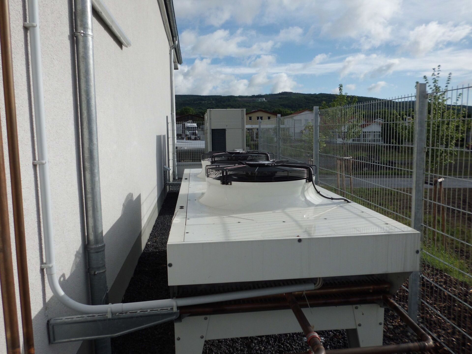 Nahaufnahme einer Anlage für Kältetechnik an der Außenseite eines Industriegebäudes