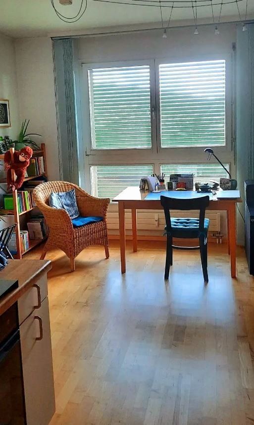 Ein Wohnzimmer mit Schreibtisch, Stuhl und Fenster. Physiotherapie & Shiatsu Erika Rutten