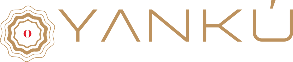 Logotipo con emblema circular decorativo y la palabra "YANK&Uacute;" en letras estilizadas, color marr&oacute;n sobre blanco.