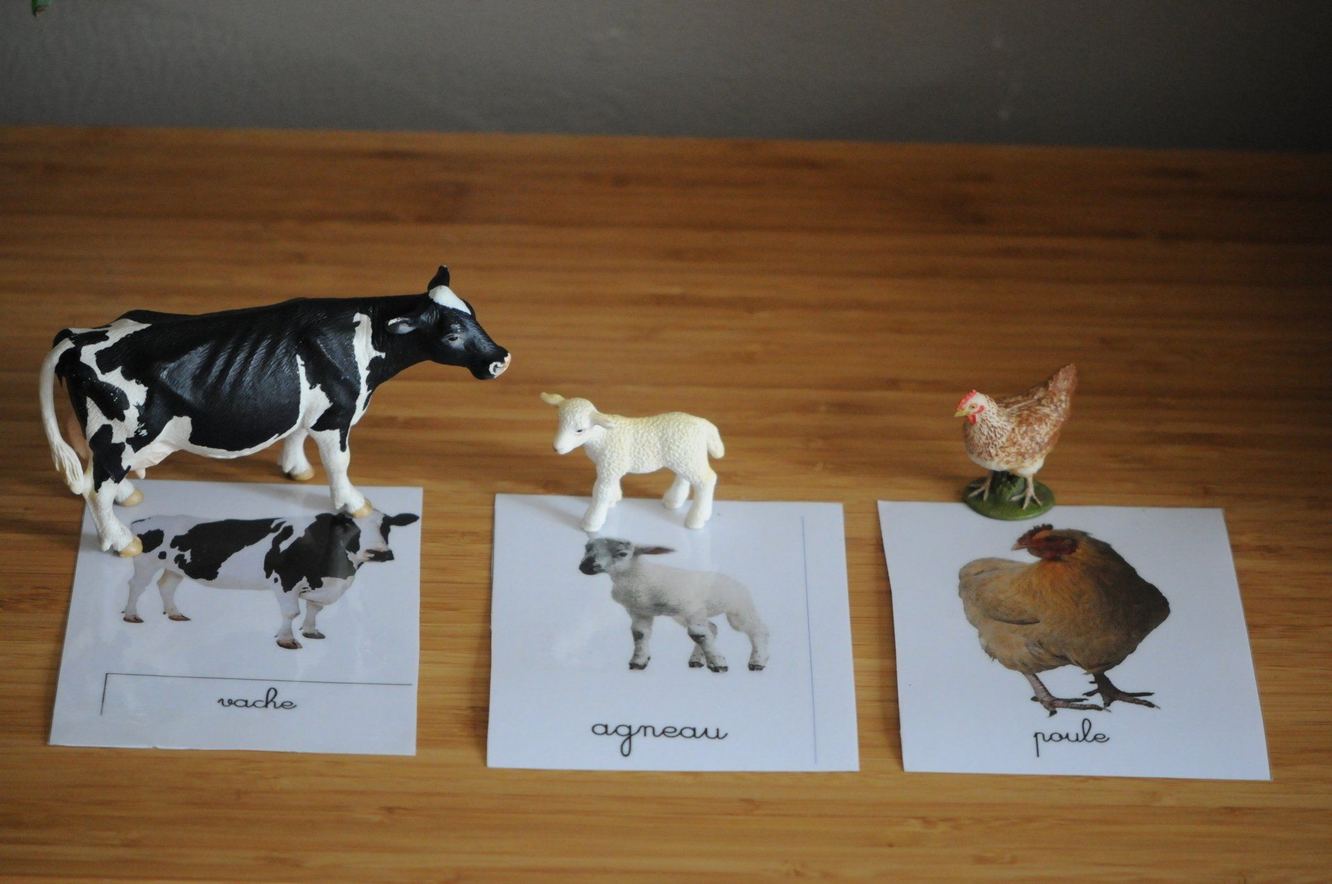 Activité associant des figurines d'animaux de la ferme à des étiquettes.
