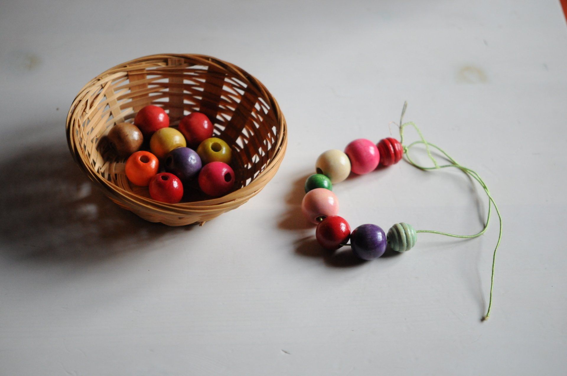 Perles de plusieurs couleurs en bracelet.