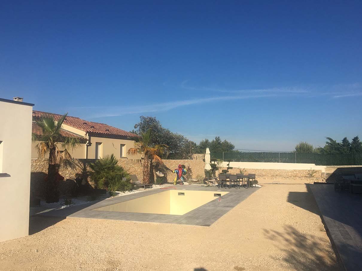 Piscine sur un terrain vierge sans gazon