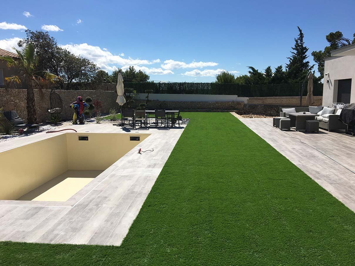 Piscine entourée de gazon synthétique