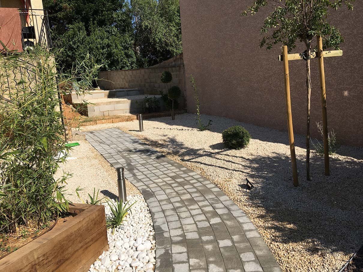 Allée de jardin terminée