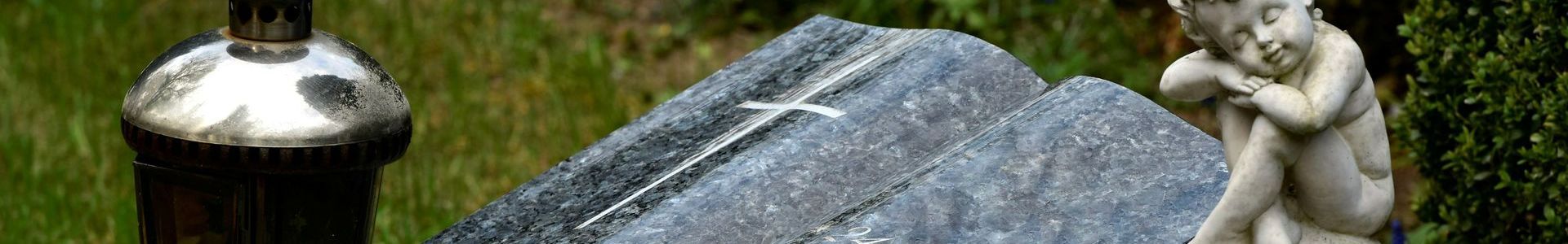 Plaque funéraire en granit et chérubin