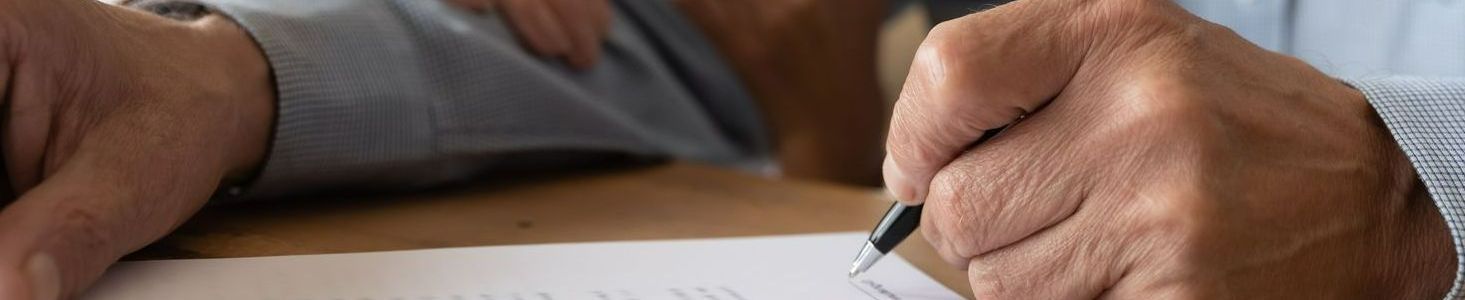 Une bible en marbre et un petit chérubin