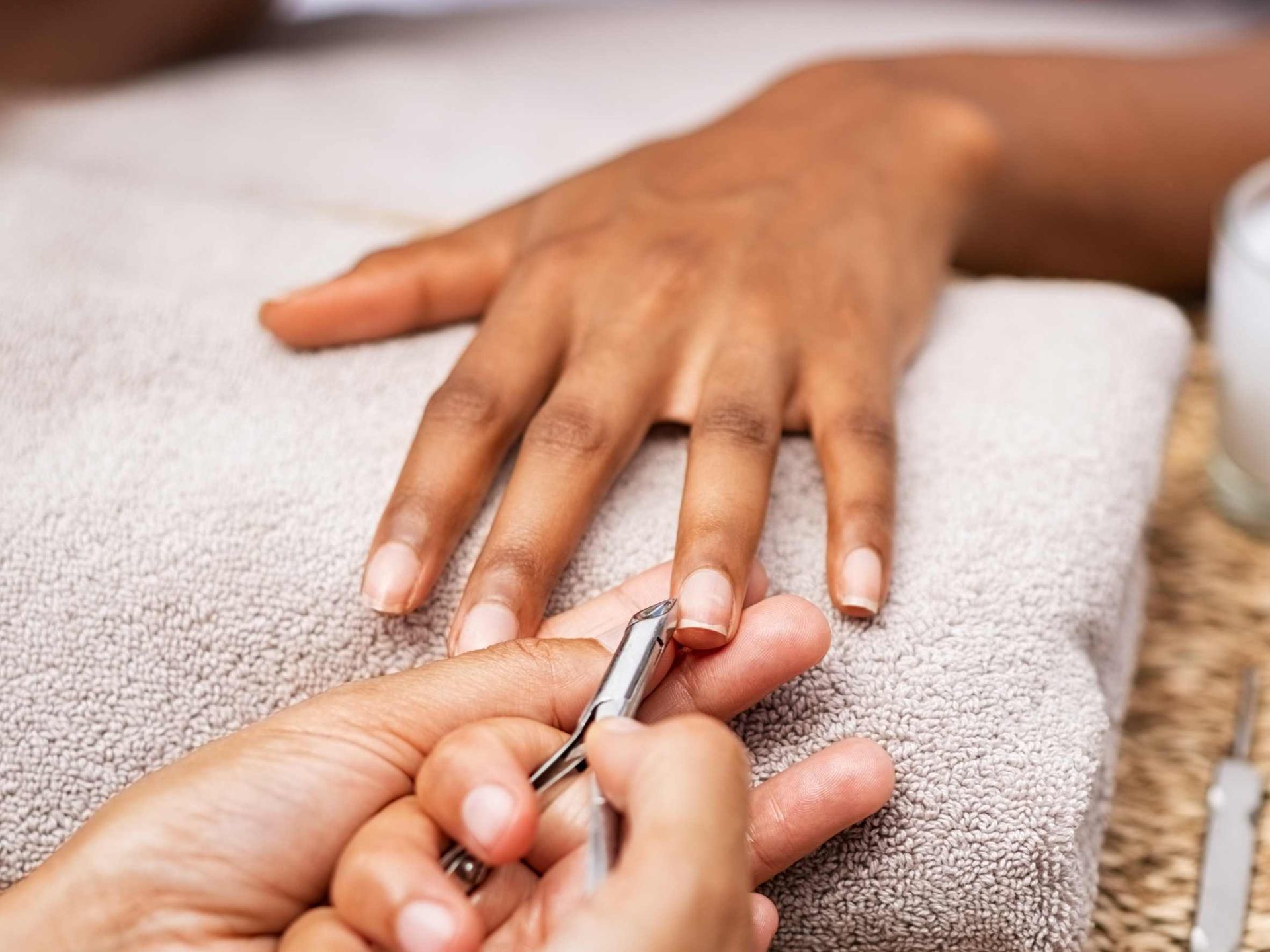 Una mujer se pinta las uñas en un salón de uñas.