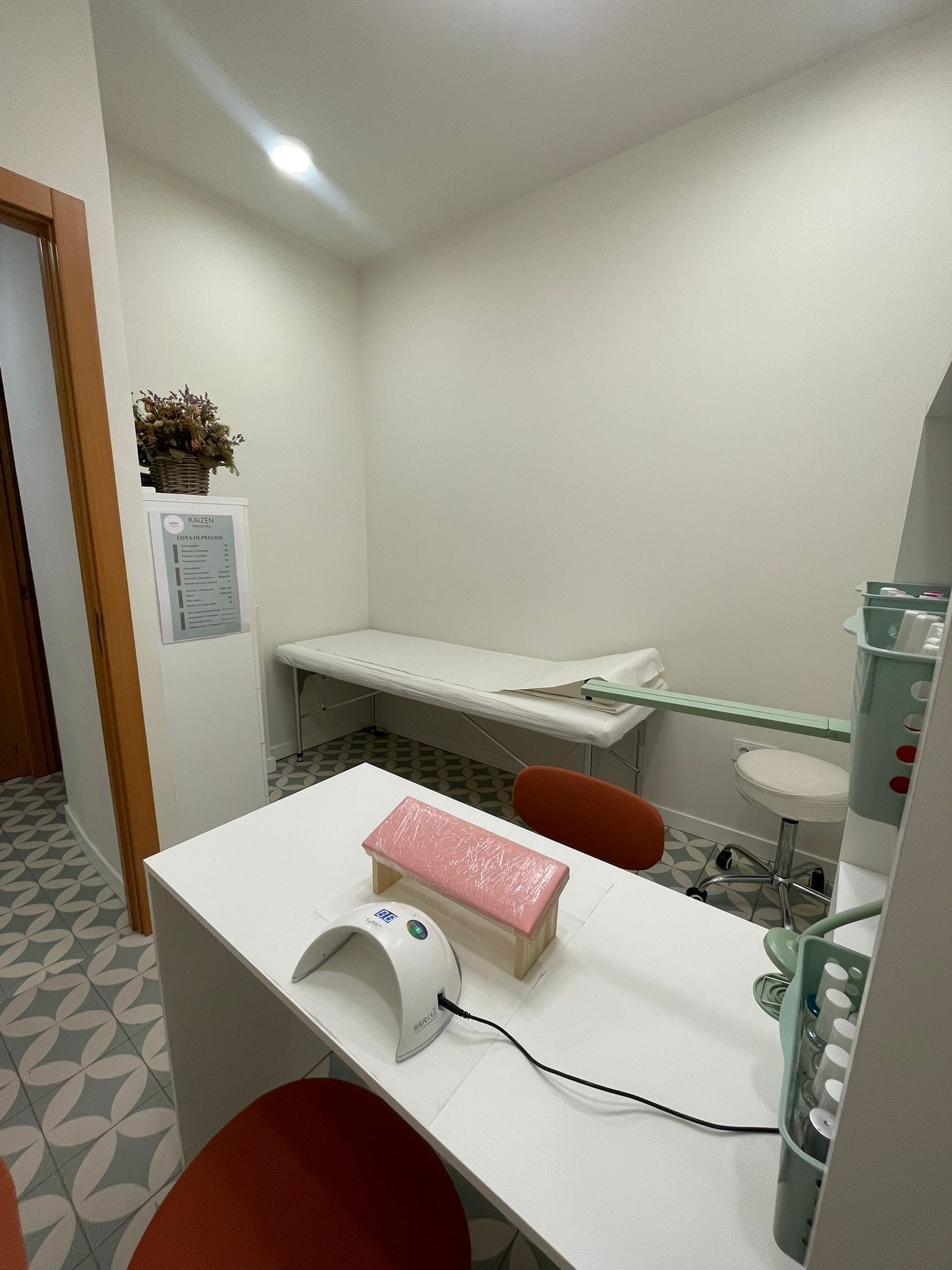 Hay una mesa con una lámpara encima en una habitación.