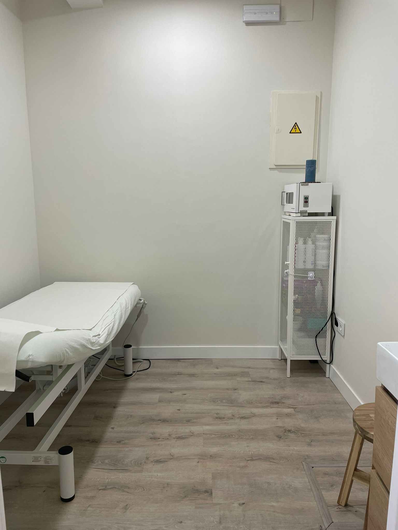 Una habitación con una cama y un lavabo.