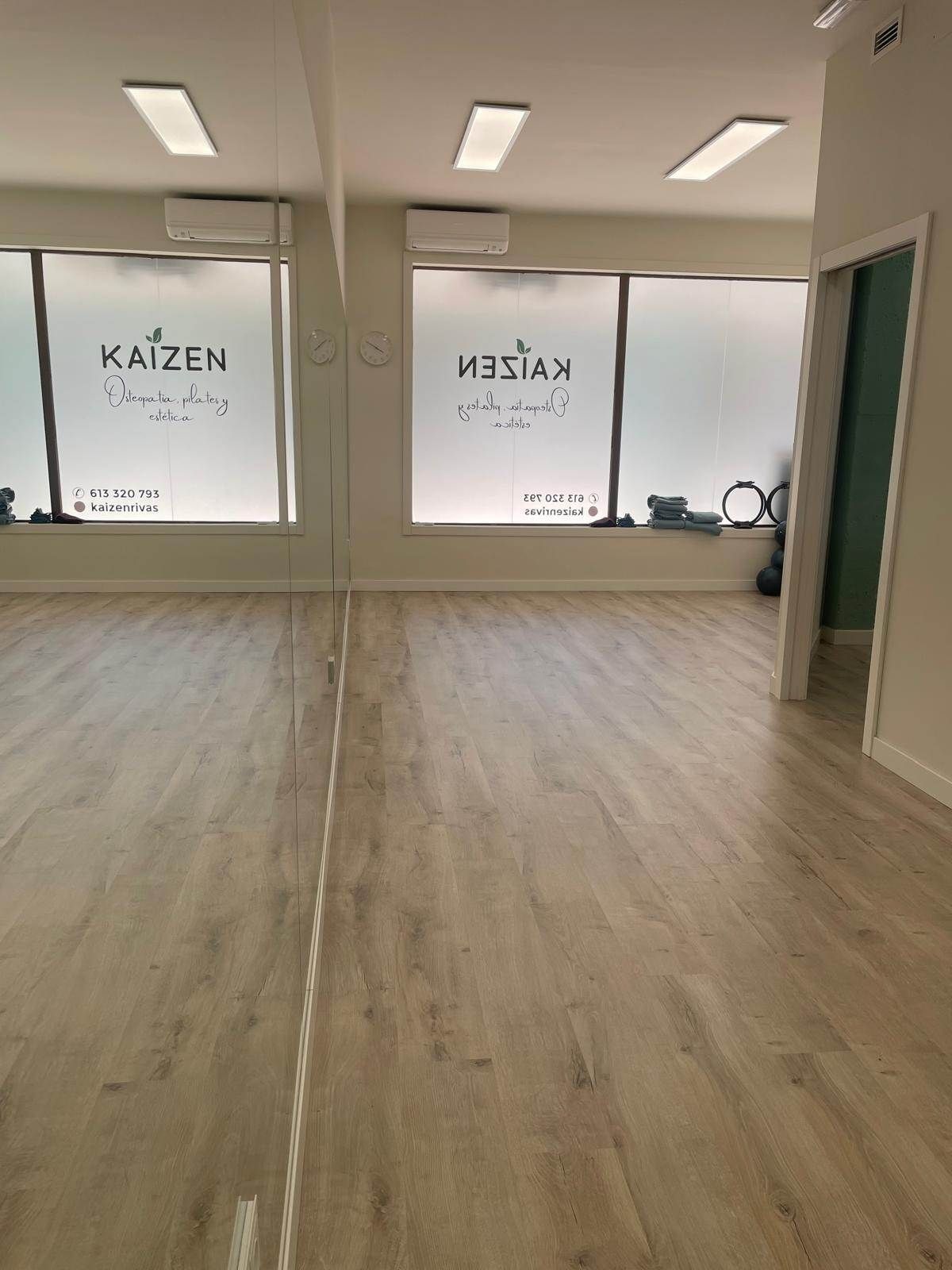 Hay un espejo grande en el medio de la habitación.