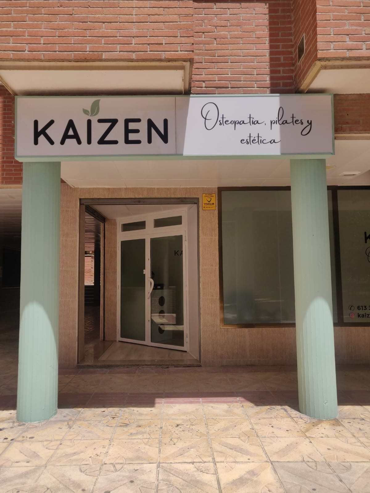 Un edificio con un cartel que dice Kaizen.