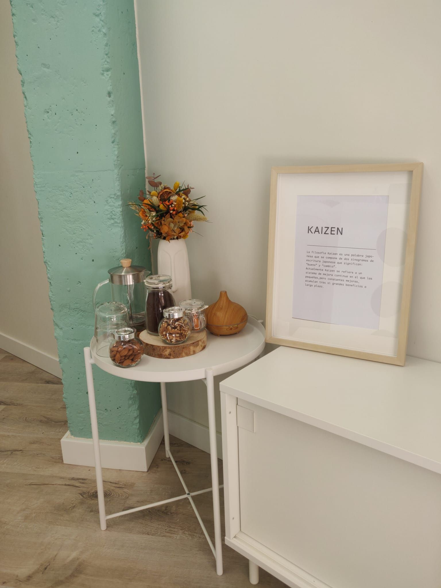 Hay una mesa con frascos de comida y una imagen sobre ella.