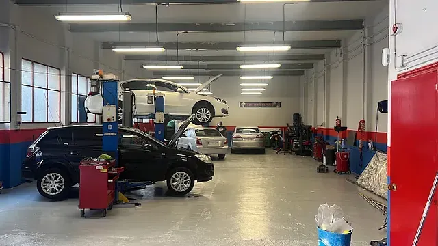 En un garaje se está trabajando en un coche.