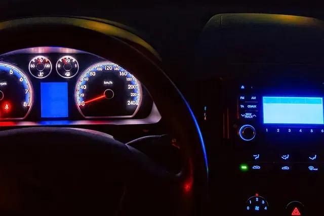 El tablero de instrumentos de un automóvil está iluminado por la noche.
