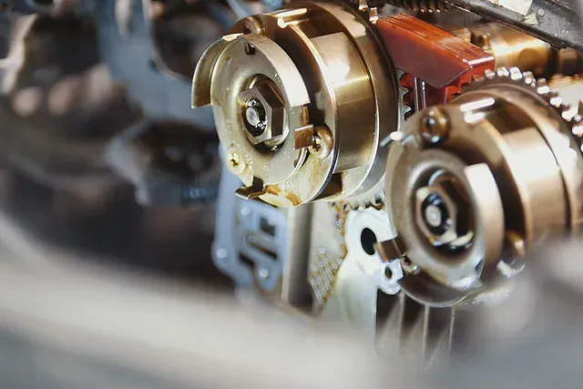 Un primer plano de una cadena en el motor de un automóvil.